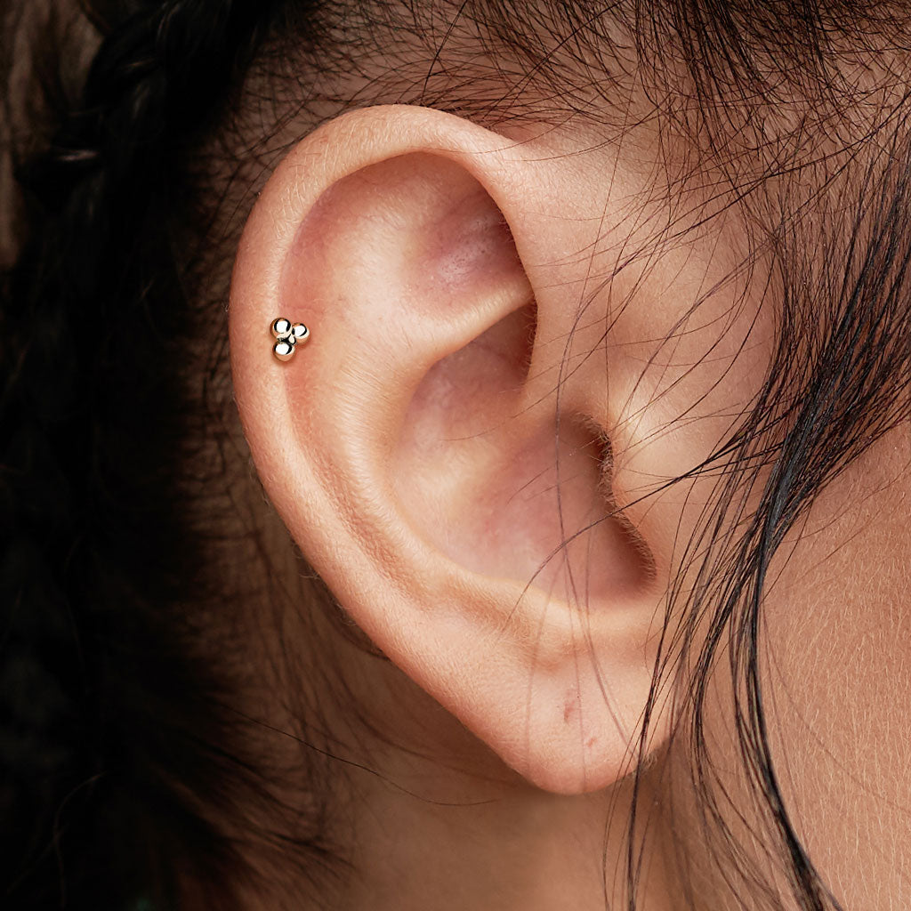 Threadless Labret with Triangular Trinity Ball Cluster Top